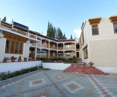 https://imgcld.yatra.com/ytimages/image/upload/t_hotel_yatra_city_desktop/v1457008160/Domestic Hotels/Hotels_Leh/Ladakh Inn/Overview.jpg